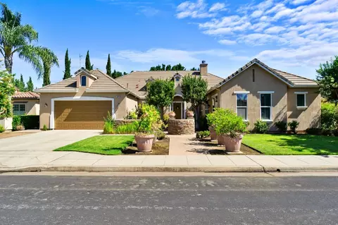 47 W Goshen Ave, Clovis, CA 93611