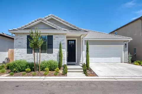 1290 E Via Ulivo Dr, Fresno, CA 93730
