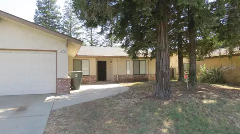 2616 Pinewood Dr, Madera, CA 93637
