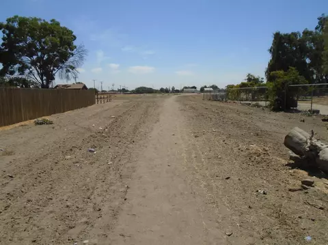 1 W Davis St, Hanford, CA 93230