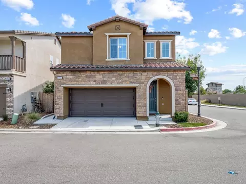 6037 E Brick Dr, Fresno, CA 93727