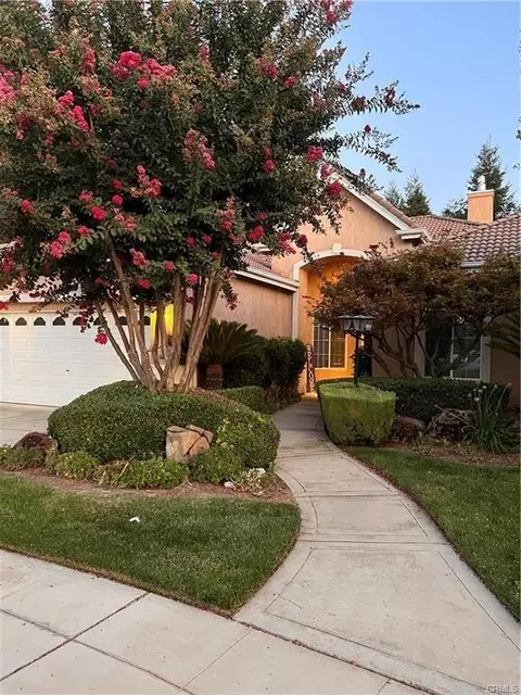 614 W Muncie Ave, Clovis, CA 93619