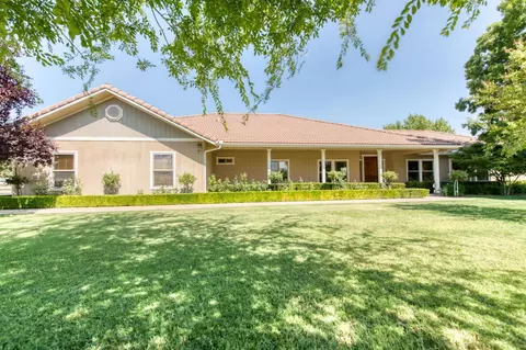 3878 N Riverbend Ave, Sanger, CA 93657