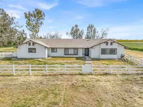 855 E Mount Whitney Ave, Laton, CA 93242
