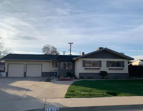 1625 Richard Ave, Sanger, CA 93657
