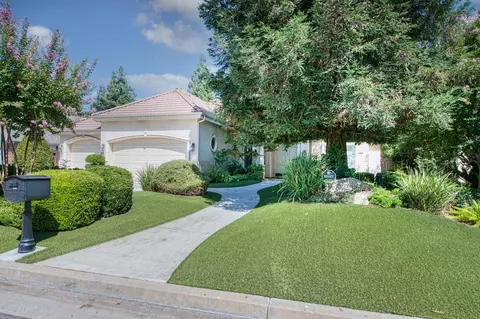 7406 N Gilroy Ave, Fresno, CA 93722