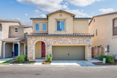 824 N Fountain Creek Dr, Fresno, CA 93727