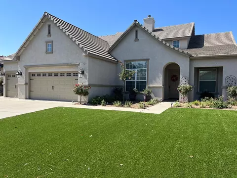4739 N Windward Way, Clovis, CA 93619