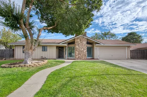 2302 Vartikian Ave, Clovis, CA 93611