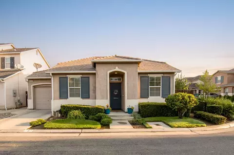 11 W Barcelona Ln, Clovis, CA 93619