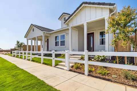 329 Huckleberry Ln S, Madera, CA 93636