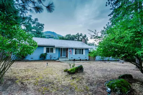 48894 Rock Point Rd, Oakhurst, CA 93644