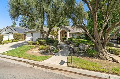 836 E Rockland Dr, Fresno, CA 93720