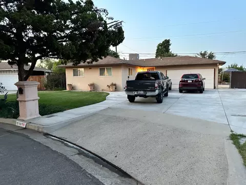 5757 E Hampton Way, Fresno, CA 93727