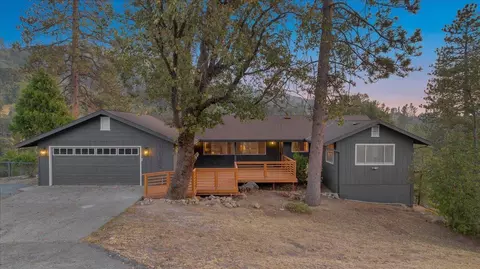 42300 Maples Ln, Oakhurst, CA 93644