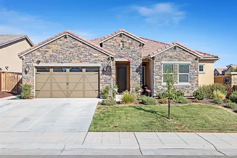 735 Forester Ln S, Madera, CA 93636