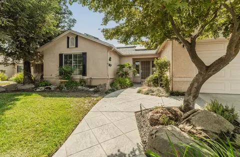 5673 W Floradora Ave, Fresno, CA 93722