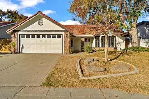 2481 Gibson Ave, Clovis, CA 93611