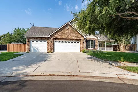 17 Moody Ave, Clovis, CA 93619