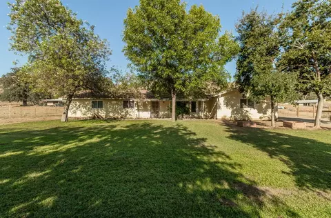 6910 Live Oak Dr, Sanger, CA 93657