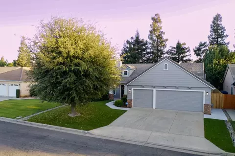 2561 E Pryor Dr, Fresno, CA 93720