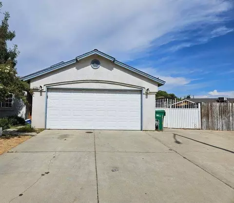 2734 Pine St, Selma, CA 93662