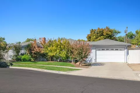 5034 E Sooner Dr, Fresno, CA 93727