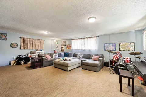 135 N Pollasky Ave, Clovis, CA 93612