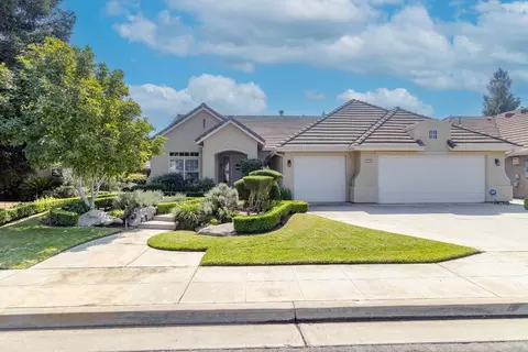 2722 Swift Ave, Clovis, CA 93611