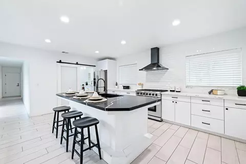 1143 S Minnewawa Ave, Fresno, CA 93727