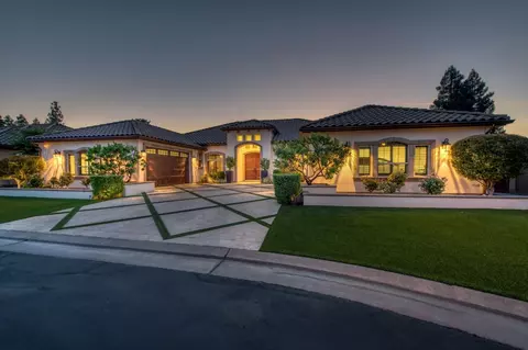 8669 N Goddard Dr, Fresno, CA 93720