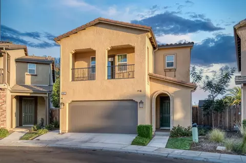 6367 E Creek View Ln, Fresno, CA 93727