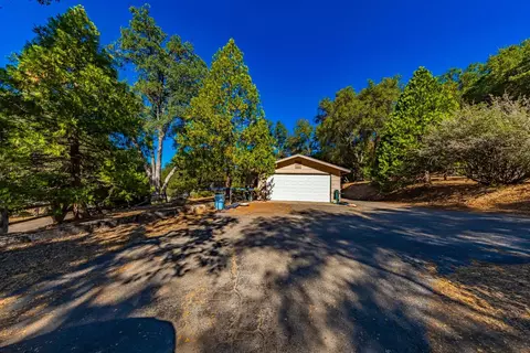 49048 Manzanita Rd, Oakhurst, CA 93644