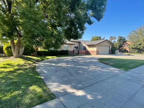 72 N Peach Ave, Clovis, CA 93612