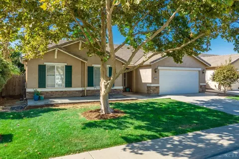 2125 W Berkshire Ln, Hanford, CA 93230