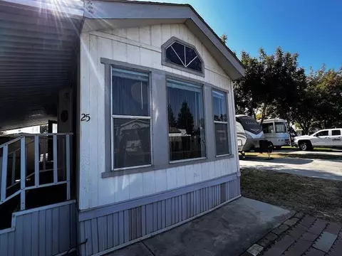 820 S Chinowth St #25, Visalia, CA 93277