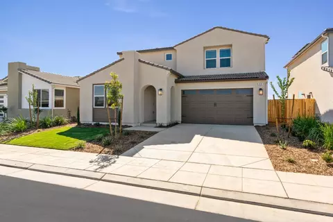 952 Pinnacle Dr W, Madera, CA 93636