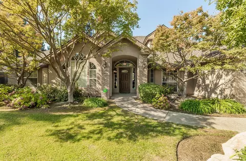 842 E Country View Cir, Fresno, CA 93730