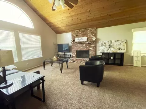6145 N Callisch Ave, Fresno, CA 93710