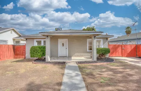 718 S 6th St, Kerman, CA 93630