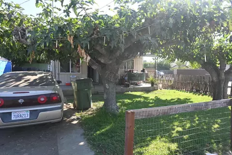 1434 S College Ave E, Dinuba, CA 93618