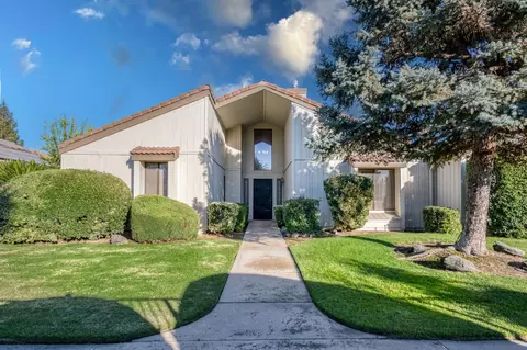 1936 Cougar Ln, Clovis, CA 93611