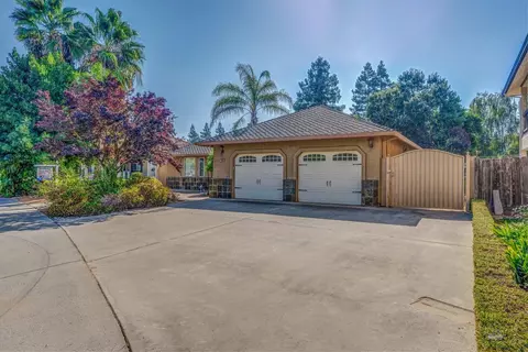 1960 Caslteview Dr, Turlock, CA 95382