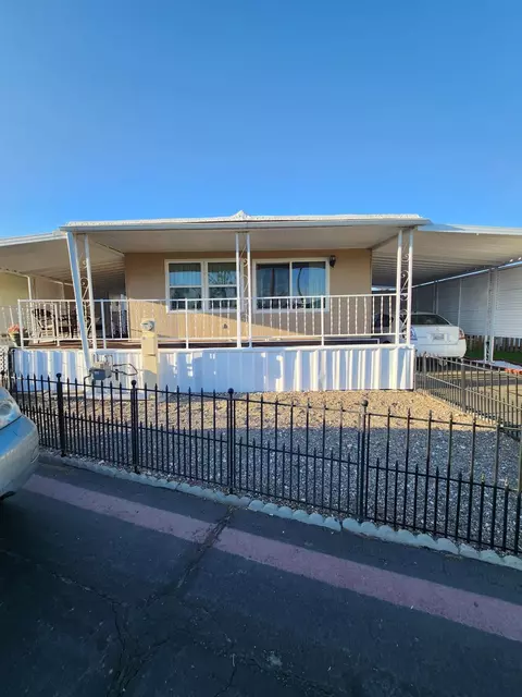 1724 Minnewawa #12, Clovis, CA 93612