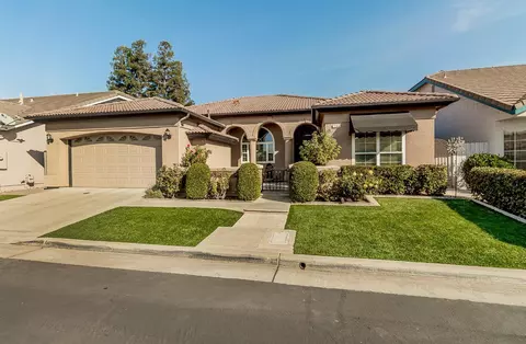 7744 N Hillsdale Dr, Fresno, CA 93720
