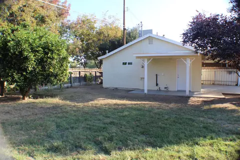 1362 E La Mesa Dr, Tulare, CA 93274 photo 1