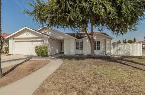 2676 4th St, Sanger, CA 93657