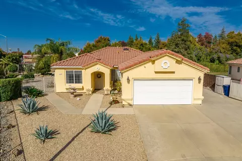 2213 Sierra Madre Ave, Clovis, CA 93611