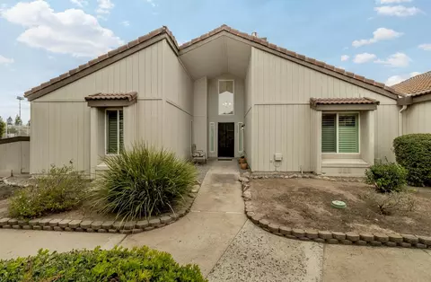 1930 Cougar Ln, Clovis, CA 93611