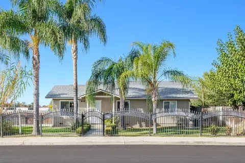 735 K St, Parlier, CA 93648